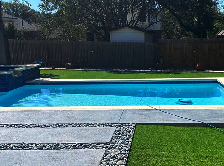 Why It’s Better to Install Synthetic Grass in Seattle Pools Than Traditional Landscaping Materials