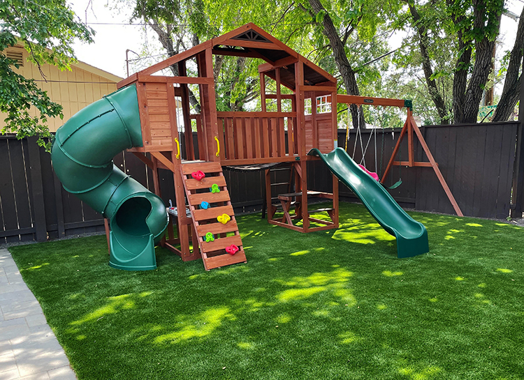 Using Artificial Grass in Kids’ Outdoor Play Spaces: A Safety Guide