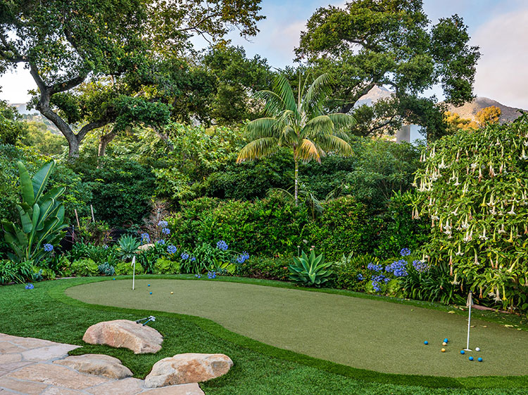 Weather Resistant Features of Artificial Grass for Backyard Putting Greens